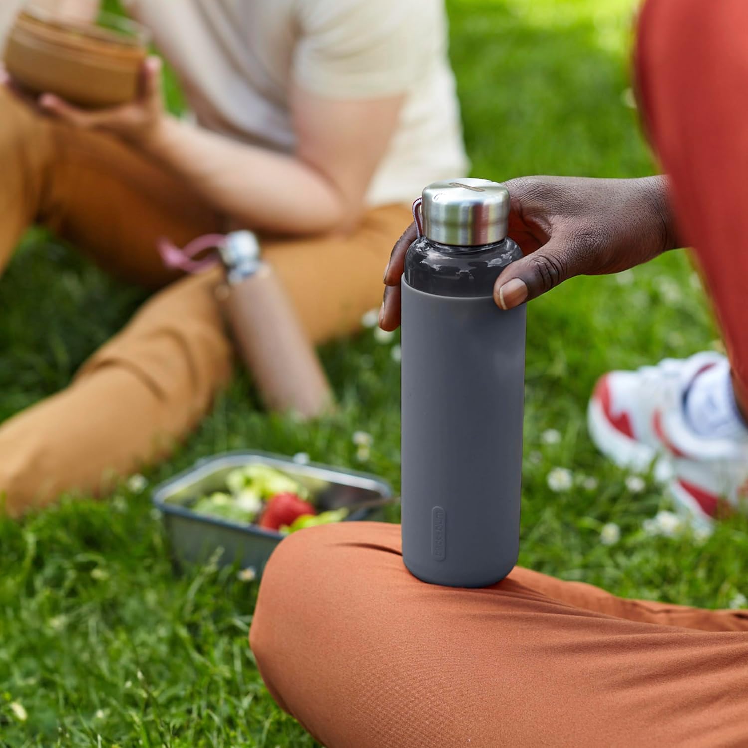 8184uN+sHmL._AC_SL1500_ قمقمه آب 600 شیشه با محافظ سیلیکون مدادی Black+Blum - Image 1