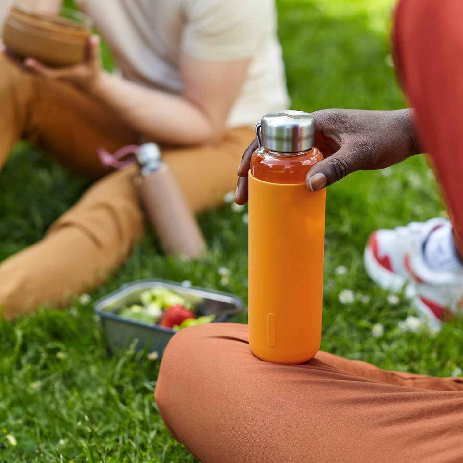 81ZpsfOtY+L._AC_SL1500_ قمقمه آب 600 شیشه با محافظ سیلیکون نارنجی Black+Blum - Image 1