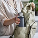 قمقمه آب 600 شیشه با محافظ سیلیکون مدادی Black+Blum - Image 7